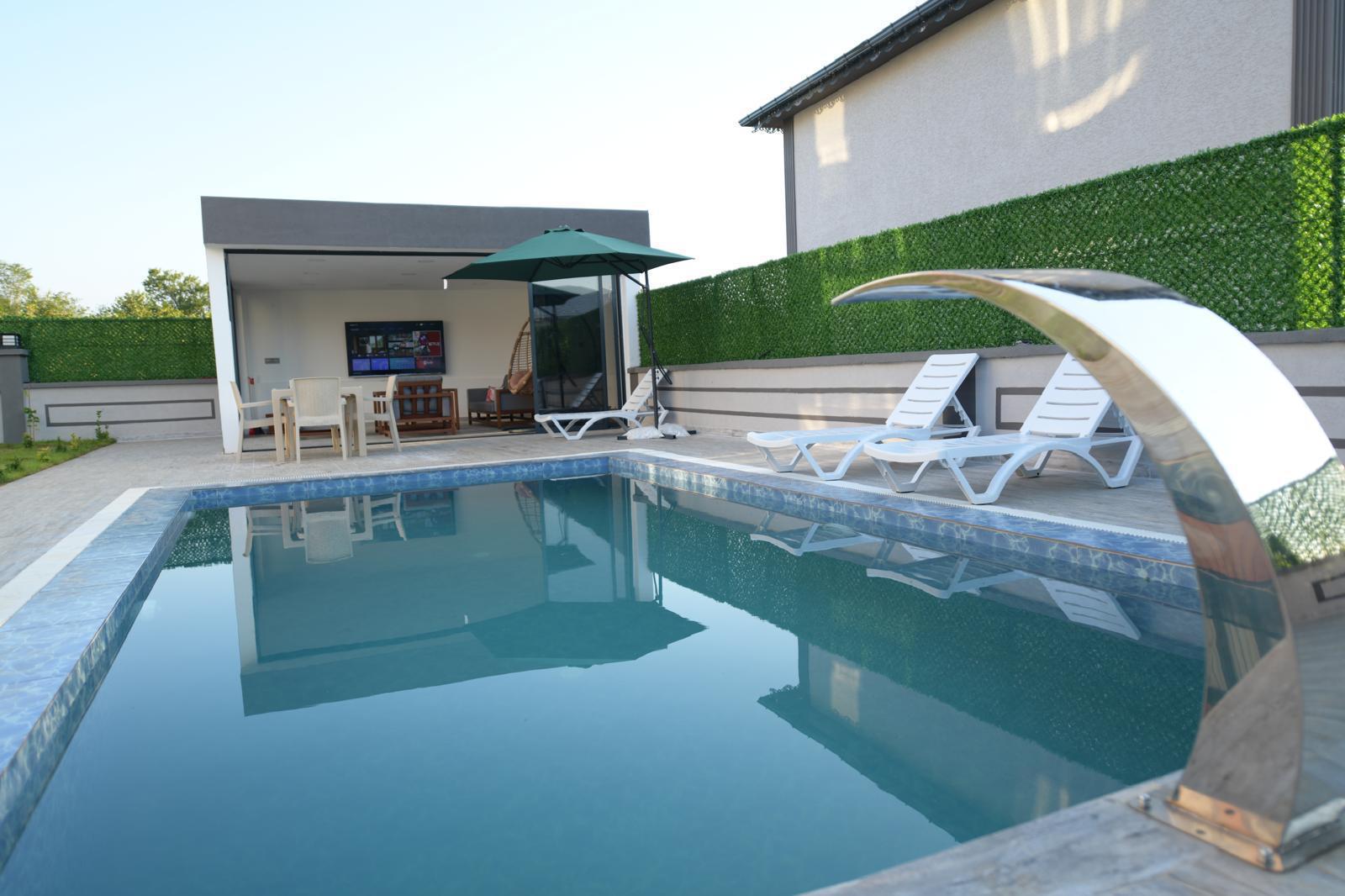 ARAKLI HÜRRİYET MAHALLESİNDE HAVUZLU LÜKS SATILIK VİLLALAR